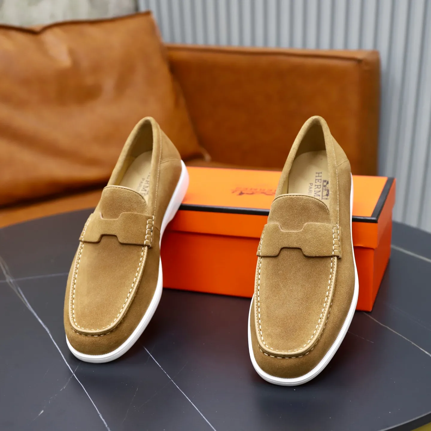 Ex-factory price: 540💰Hermès/Hermès slip-on men's shoes. This shoe is made of imported cow suede leather, with simple and smooth lines, and a 3CM rubber foam ultra-light sole combined with aerodynamic design! Youthful and fashionable, H button decoration, contrasting leather embellishment on the heel, calf lining to gently wrap your feet, with embossed logo cowhide feet, leather rock strips, casual and urban style, highlighting youthful vitality, sports and leisure version, super versatile Size number: 38-39-40-41-42-43-44 Standard leather shoe size (45 can be customized but does not support returns)